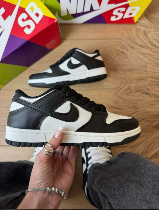 Nike Dunk Low Panda.